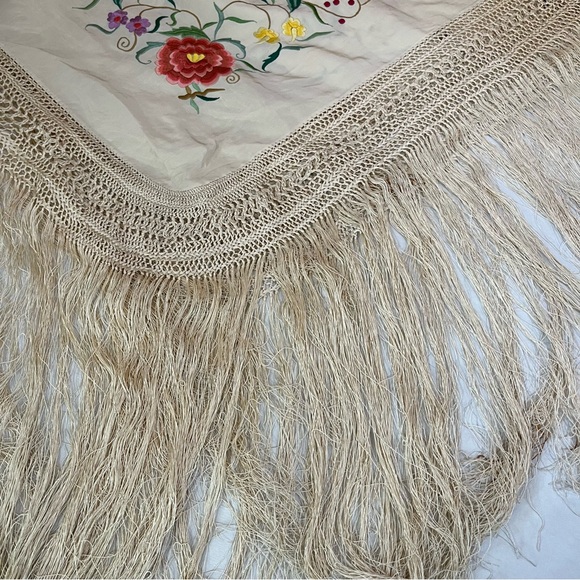 Vintage Japanese Silk Embroidered Manton Manila Piano Shawl - Picture 9 of 16